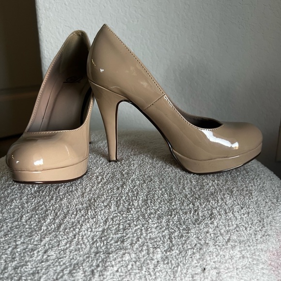 Elegant Beige Patent Leather Pumps - Picture 2 of 6